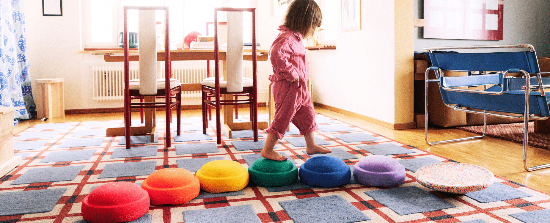 sfeerbeeld kind dat parcours gemaakt heeft met stapelstein stenen op een paarse mat