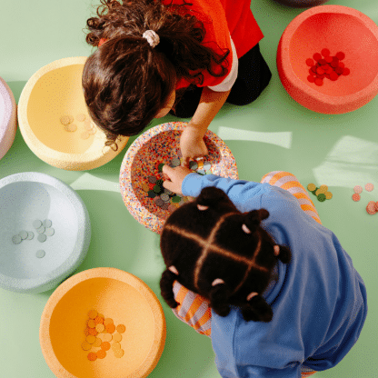 2 kinderen aan het spelen met de stapelstein mini sstenen in pastelkleuren