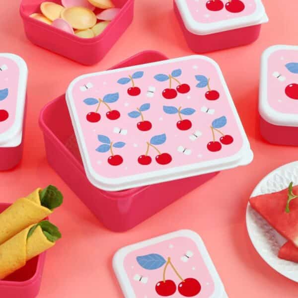 a-little-lovely-company-lunch-en-snack-box-kersen-sfeerbeeld