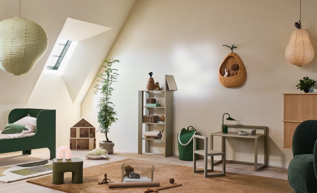Nieuwsbrief 1 kinderkamer met meubels van Ferm Living. Groen bed, grijze little architect bureau, kamer in een neutrale setting, witte muren, rotan tapijt en rotan peer wandmeubel.