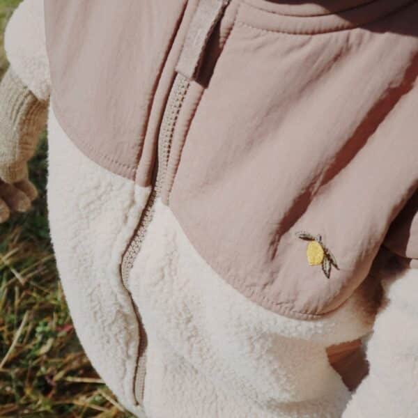 konges-slojd-flynn-fleece-jacket-oxford-tan-sfeer-2