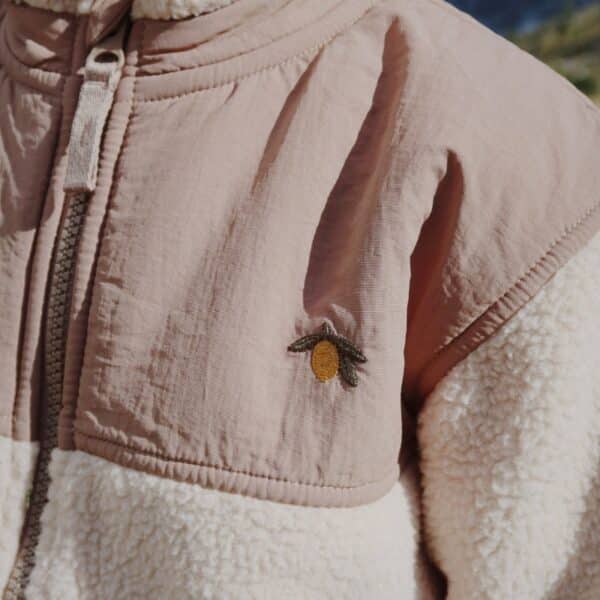 konges-slojd-flynn-fleece-jacket-oxford-tan-sfeer-3
